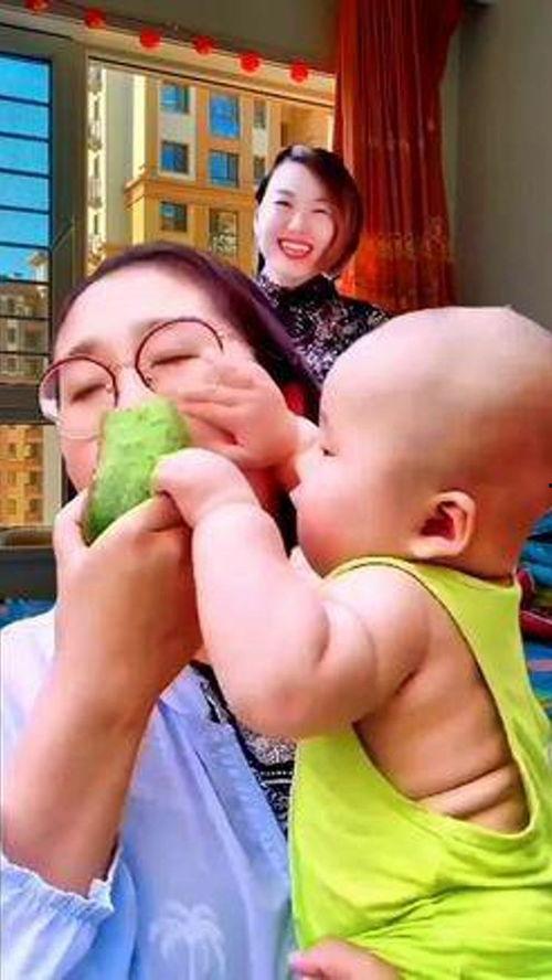 搞笑吃瓜娃娃视频,萌态百出引网友爆笑