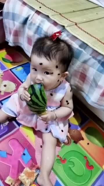 哥哥吃瓜吃到妹妹身上的视频,哥哥不慎将瓜汁溅到妹妹身上