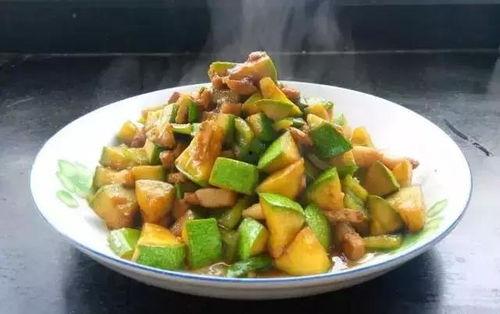 豆瓜炒小肠皮可以吃吗视频,揭秘家常美食的烹饪与食用指南