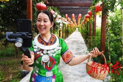 苗家阿妹请你吃瓜视频全集,一场别开生面的美食盛宴