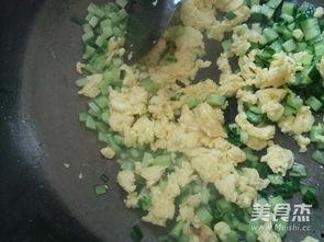 黄秋瓜炒鸡蛋可以吃吗视频,黄秋瓜炒鸡蛋，营养搭配新尝试