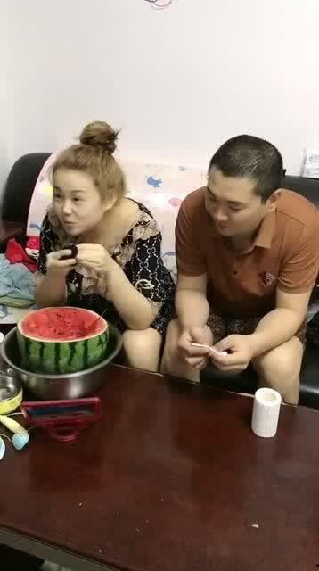老婆吃瓜反应视频,揭秘老婆吃瓜反应背后的心理奥秘  第2张