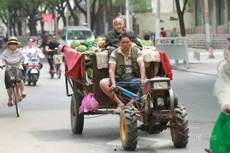 摆摊小哥吃瓜视频,揭秘摆摊小哥的日常趣事 第2张 摆摊小哥吃瓜视频,揭秘摆摊小哥的日常趣事 第2张