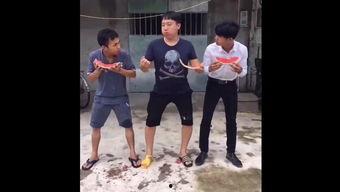 蒙眼吃瓜大赛完整视频,趣味横生的视觉挑战，笑料百出！