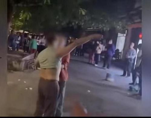 吃瓜儿子抓母亲视频,引发网友热议