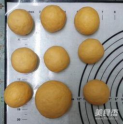 吃瓜吃油面包视频素材  第2张